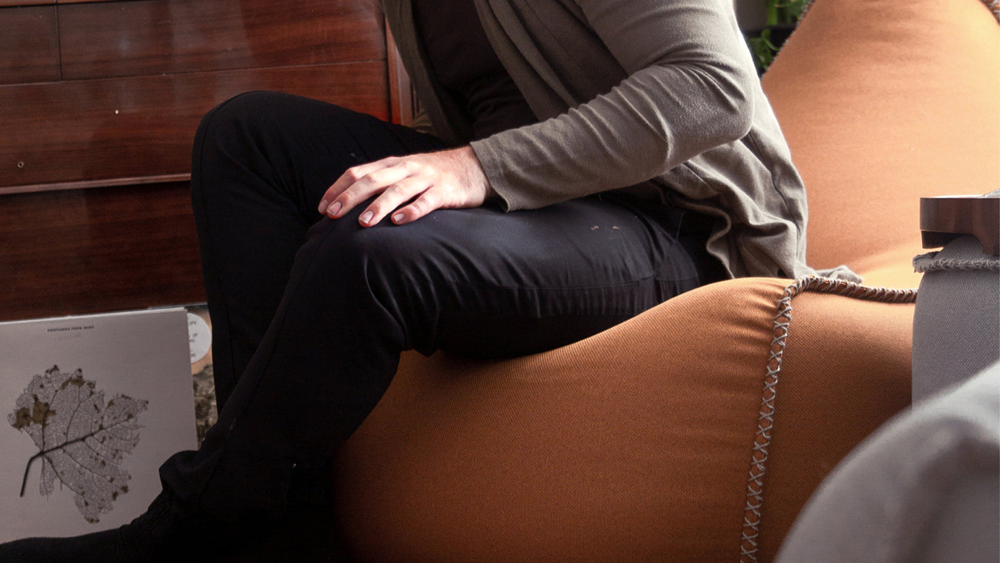 Cura Lounge Chair & Pouf - Ein exklusiver Sitzsack für den Innenbereich mit Hocker