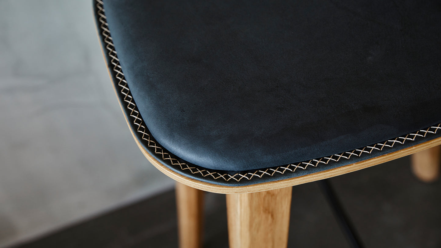 Nordic Bar Stool - Black Stained Oak - Exklusiver Barhocker aus Eiche & Leder