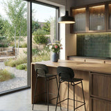 Barhocker mit Rückenlehne aus Eichenfurnier und pulverbeschichtetem Stahlgestell in natürlicher Umgebung | Frame Bar Stool - Wood w/backrest - 73 cm Black Stained Oak | SACKit