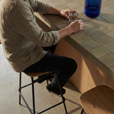 Frame Bar Stool mit Sitz aus Eichenfurnier und pulverbeschichtetem Stahlgestell in industriellem Design. | Frame Bar Stool - Wood - 73 cm Black Stained Oak | SACKit