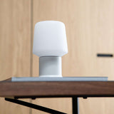 Weiße Ambience Lamp Intelligent+ mit London base in kleiner Größe auf hellem Hintergrund. | Ambience - Lamp Intelligent+ & London base - White 10 | SACKit