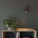 Schwarze Expo Wall Wandleuchte aus Aluminium mit warmem Licht und einfachem Ein/Aus-Tastschalter.