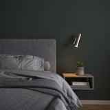 Polierte Expo Wall Wandleuchte aus Aluminium mit warmem Licht und schlichtem Design.