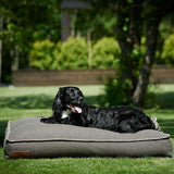 Großes Cobana Dog bed in Braun mit handvernähten Kreuzstichen und wasserfestem Material.