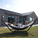 Cobana Hängematte in Grau mit schwarzem Aluminiumgestell, outdoor geeignet, modernes Design. | Cobana Hammock - Kirra Indigo Taupe | SACKit