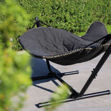 Cobana Hängematte in Grau mit schwarzem Aluminiumgestell, im Garten aufgestellt. | Cobana Hammock - Kirra Indigo Taupe | SACKit