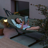 Cobana Hammock Hängematte in Grau mit schwarzem Aluminiumgestell, freistehend im Außenbereich. | Cobana Hammock - Kirra Indigo Taupe | SACKit