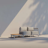 Kirra Side Table aus pulverbeschichtetem Aluminium mit Teakholzplatte in Taupe für den Außenbereich