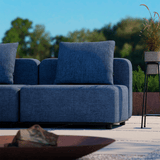 Schwarzes Cobana Cushion Kissen aus wasser- und UV-beständigem Olefin für Outdoor-Sofa.