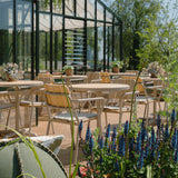 Kirra Café Table aus pulverbeschichtetem Aluminium und Teakholz in Taupe, runder Outdoor - Tisch. | Kirra Café Table - Taupe | SACKit