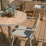 Kirra Café Table aus pulverbeschichtetem Aluminium und Teakholz in Taupe, runder Outdoor-Tisch.