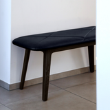 Nordic Bank aus massivem Eichenholz mit dunkel pigmentierter Oberfläche und Terra Black Lederpolsterung | Nordic Bench - Dark Stained Oak - Terra Safari | SACKit