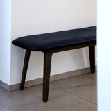 Nordic Bank aus massivem Eichenholz mit dunkel pigmentierter Oberfläche und Terra Black Lederpolsterung | Nordic Bench - Dark Stained Oak - Terra Safari | SACKit