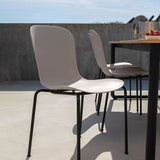 Patio Chair no. One S1 in Taupe mit schwarzem Stahlrahmen, stapelbarer Outdoor-Stuhl aus recyceltem Kunststoff.