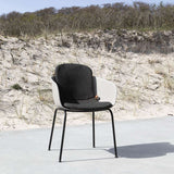 Taupefarbener Patio Chair no. One S2 mit schwarzem pulverbeschichtetem Stahlgestell, ergonomisch geformt. | Patio Chair no. One S2 - Olive/Black | SACKit
