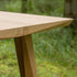 Edge Dining Table aus europäischer Eiche mit facettierter Tischplatte, 300x100 cm, in hellem Holzton.