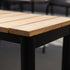 Schlichte Patio Bench aus pulverbeschichtetem Aluminium mit Teakholz-Sitzfläche, 130x37 cm, für den Außenbereich.