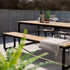 Schlichte Patio Bench aus pulverbeschichtetem Aluminium mit Teakholz-Sitzfläche, 190x37 cm.