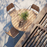 Runder Kirra Dining Table Ø110 in Taupe mit pulverbeschichtetem Aluminium und Teakholzplatte.