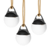 Drei runde SACKit Light 150 Außenlampen mit Hanfseilgriff und weißer Lampenkugel, nebeneinander.