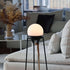 Schwarzer pulverbeschichteter Edelstahlständer mit weißer Light 155 Lampe und Hanfseilgriff auf Outdoorboden | Patio Accessory Stand Ø14 + Light 155 - | SACKit