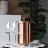 Patio Accessory Stand aus pulverbeschichtetem Edelstahl mit elegantem Weinkühler in schlichtem Design. | Patio Accessory Stand Ø14 + Wine Cooler - Copper | SACKit