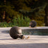 Schwarzer pulverbeschichteter Edelstahlständer mit integriertem Play Lautsprecher und Hanfseilgriff im Outdoor - Setting | Patio Accessory Stand Ø14 + Play - | SACKit