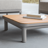Kirra Lounge Sofa 2 - Sitzer in Sand mit Kirra Tisch aus pulverbeschichtetem Aluminium und Teakholz im Außenbereich | Kirra Lounge Sofa - 2 seater incl. Kirra Table - Kirra Noir Mit Accessory Fit | SACKit