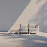 Kirra Lounge Sofa 2-Sitzer in Sand mit Kirra Table aus pulverbeschichtetem Aluminium und Teakholz, Outdoor.