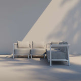 Kirra Lounge Sofa Ecksofa in sandfarbenem Olefin-Textil mit pulverbeschichtetem Aluminiumrahmen.