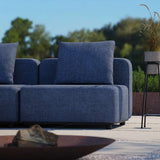Zweisitziges Cobana Lounge Sofa in Kirra Indigo ohne Armlehnen, modernes Outdoor-Design aus Aluminium.