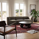 Dreisitziges graues Fjord Sofa in einem hellen skandinavischen Wohnzimmer mit Couchtisch Teppich großen Fenstern und grüner Zimmerpflanze | Fjord Sofa - 3 seater - Cosmo Olive Mit Hocker | SACKit
