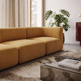 sackit Fjord Sofa Sitzsektion in warmem Braun mit weichen Rundungen in stilvoll eingerichteten skandinavischen Wohnräumen rug und Couchtisch | Fjord Sofa - 3 seater - Cosmo Olive Mit Hocker | SACKit