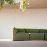 Ecksofa Fjord in Cosmo Olive mit weichen, abgerundeten Kanten und organischem Design