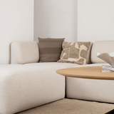 Ecksofa Fjord Sofa mit weichen Linien und skandinavischem Design in einem hellen Raum | Fjord Sofa - Corner Sofa - Cosmo Terracotta | SACKit