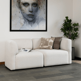 Zweiersofa Fjord mit weichen Rundungen in hellem Stoff, skandinavisches Design, innenbereich.