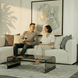 Ecksofa Fjord mit weichen, abgerundeten Kanten in hellem Stoff, skandinavisches Design innen.