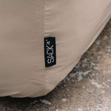 Detailaufnahme der wasserabweisenden Schutzhülle für das Soft Sofa mit sichtbarem sackit Markenlabel und robusten Nähten für den Außenbereich