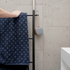 Tragbarer Go Wood Lautsprecher mit Rahmen aus geräuchertem Eichenholz und grauer KVADRAT Textilbespannung | Go Wood - Natural Oak | SACKit