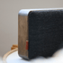 Move Wood Bluetooth-Lautsprecher mit massiver Eiche und KVADRAT Textilbespannung in Natural Oak Farbe.