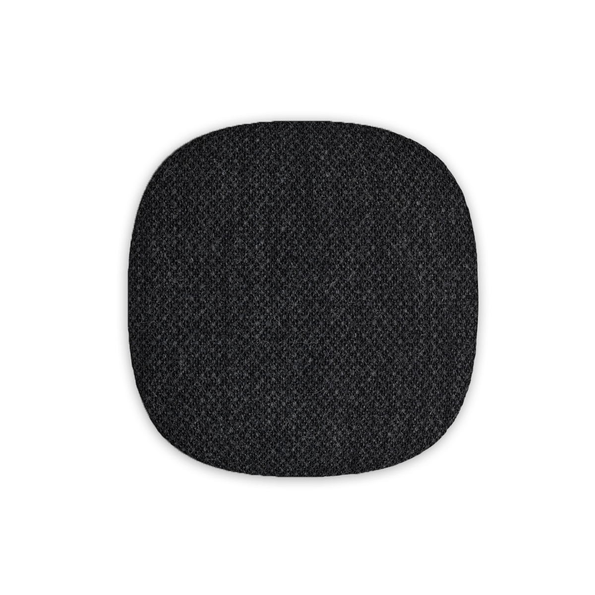 Go Front Lautsprecherfront in dunklem Coal X Stoff von Kvadrat, rechteckig und schlank.