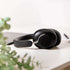 Schwarze Touch 310 Over-Ear Kopfhörer mit USB-C-Ladeanschluss und integriertem Mikrofon.