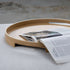 Rundes Serviertablett aus naturfarbenem Eichenfurnier mit hohem Rand und integrierten Griffen. | Nordic Serving Tray - Natural Oak | SACKit