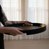 Rundes Nordic Serving Tray aus naturfarbenem Eichenfurnier mit hohem Rand und dezenten Griffen. | Nordic Serving Tray - Black Stained Oak | SACKit
