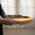 Serving Table mit Nordic Serving Tray aus pulverbeschichtetem Stahl und natürlichem Eichenfurnier, rundes Tablett. | Serving Table w/ Nordic Serving Tray - Natural Oak | SACKit