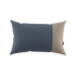 Weiches rechteckiges Zierkissen Tide Cushion in Sand und Indigo für den Außenbereich.