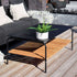 Schwarzer Patio Sofa Tisch aus pulverbeschichtetem Aluminium mit Teakholzablage, 113x70 cm, ohne Accessory Fit. | Patio Sofa Table - 113x70 - Mit Accessory Fit | SACKit