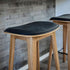 Nordic Bar Stool in Luna Carbon Leder mit massiver Eiche und schwarzer Fußstütze, 73 cm hoch. | Nordic Bar Stool - Oak with stitches - 73 cm Luna Carbon | SACKit