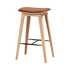 Nordic Bar Stool aus massivem Eichenholz mit Terra Safari Leder und Steppnähten, 68 cm hoch.