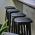 Schwarzer Nordic Barhocker aus massivem Eichenholz mit Terra Black Lederpolster und schwarzer Stahlfußstütze. | Nordic Bar Stool - Black Stained Oak - 73 cm Terra Black | SACKit